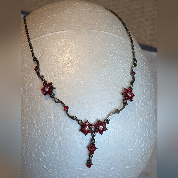 Pretty vintage style drop necklace with red crystals - Picture 5 of 5